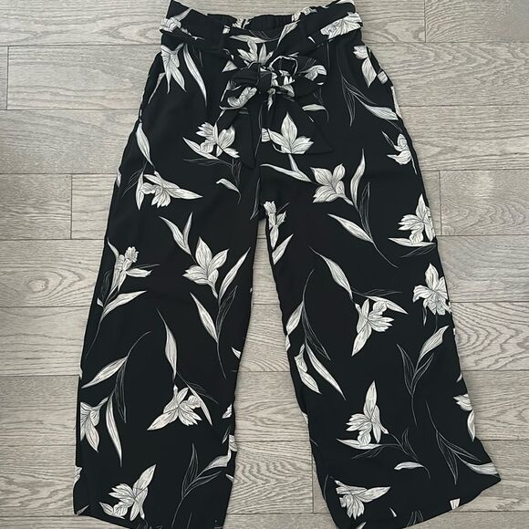A New Day | Flowy Cropped Floral Pants - Picture 1 of 5
